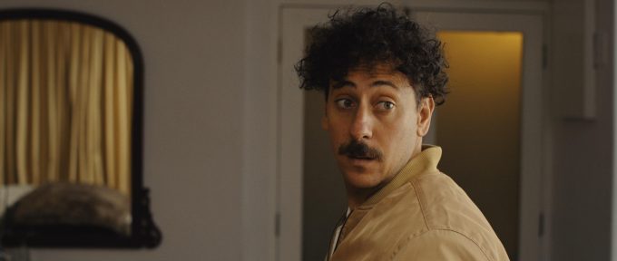 From comedian to romantic lead - Schalk Bezuidenhout shines in 'Soos Pynappel op Pizza'