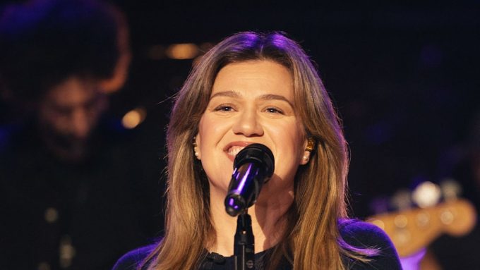 Kelly Clarkson cryptically teases long-awaited announcement years in the making — and fans have thoughts