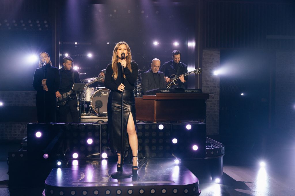 Kelly Clarkson singing on The Kelly Clarkson Show, March 4 2024