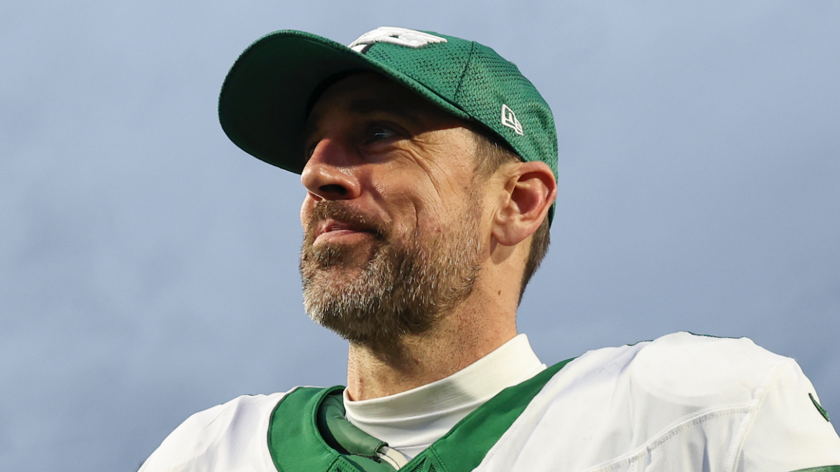 Aaron Rodgers shuts down Bears fan after question about 2025 free agency decision