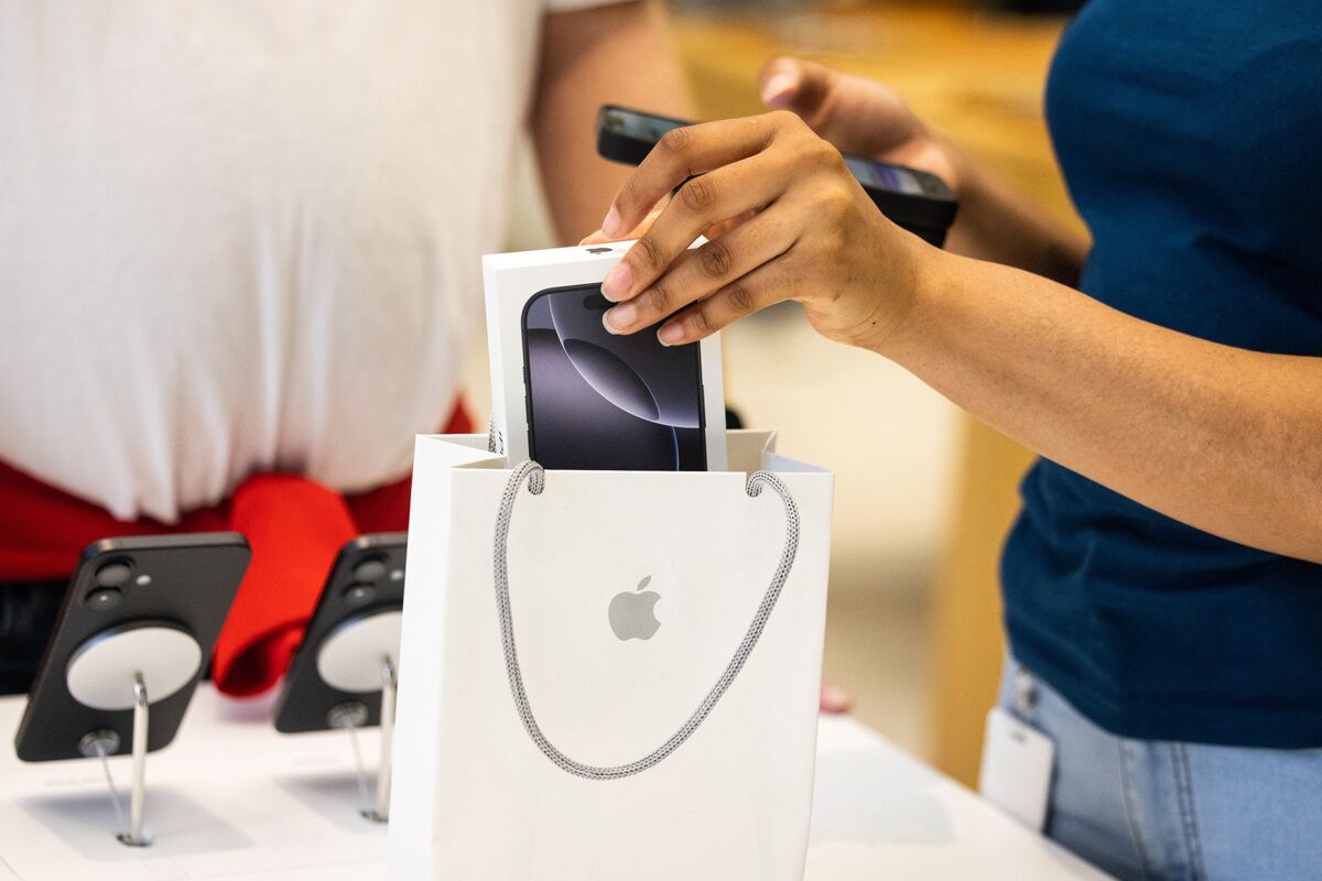 Apple Weighs Raising IPhone Prices in New Lineup, WSJ Says