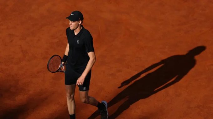 Darren Cahill consoles Jannik Sinner after Rome final