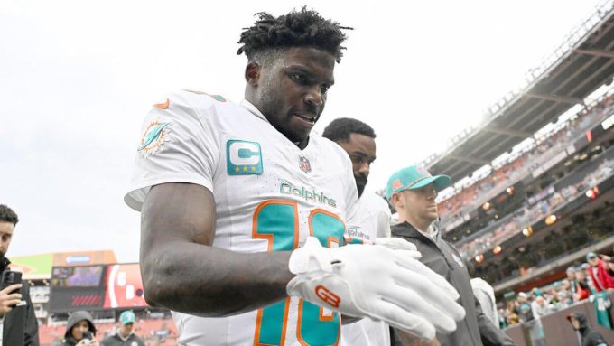 Dolphins' Tyreek Hill has second wrist surgery of offseason; WR has screws removed as part of plan, per report