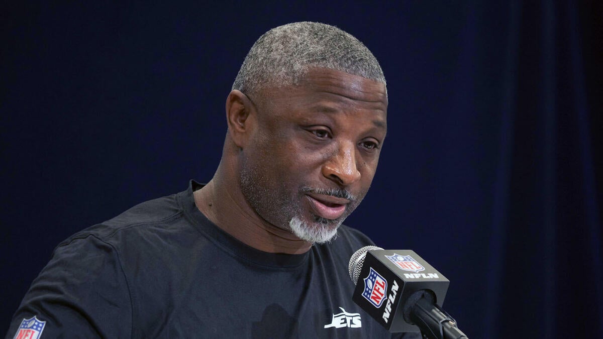 Jets coach Aaron Glenn praises Justin Fields' leadership as team moves on from Aaron Rodgers