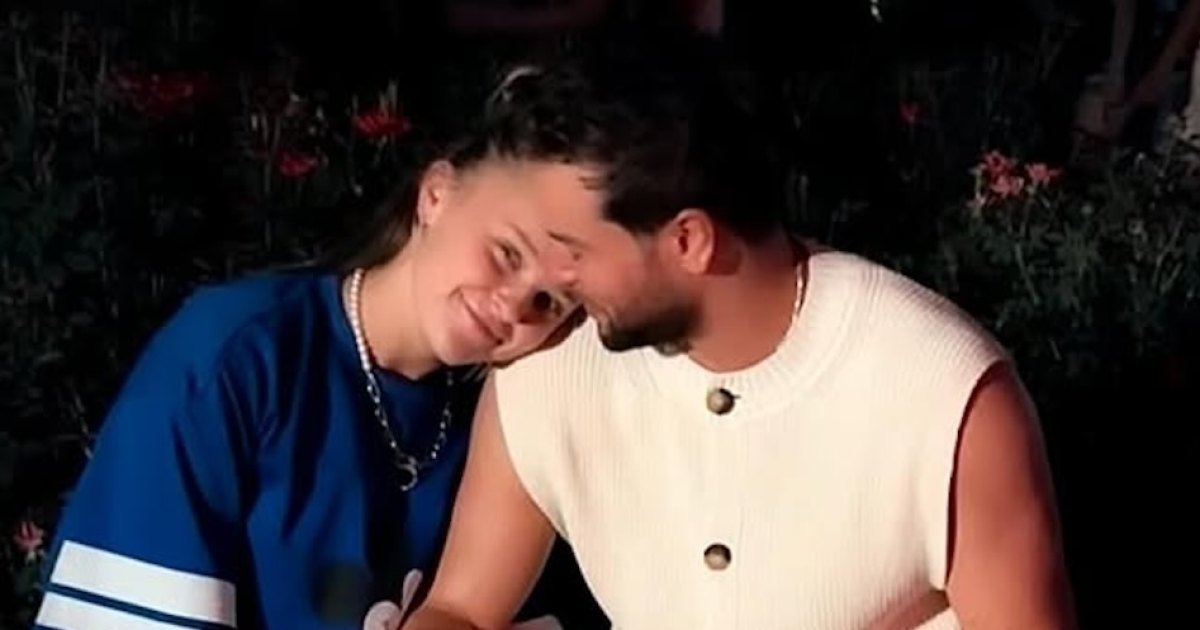 JoJo Siwa and Chris Hughes Kiss in Mexico Amid Romance Rumors