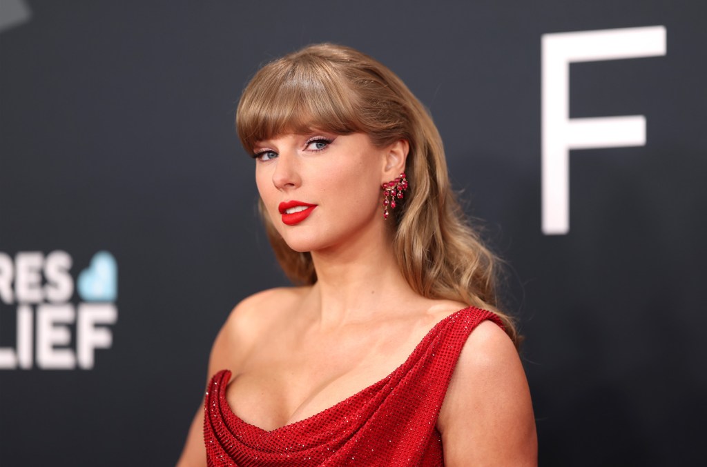 Taylor Swift Fans React to Her AMAs Absence After Announcement Hopes