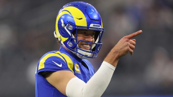 Aaron Rodgers is in a race with Matthew Stafford to become NFL's first $400 million earner