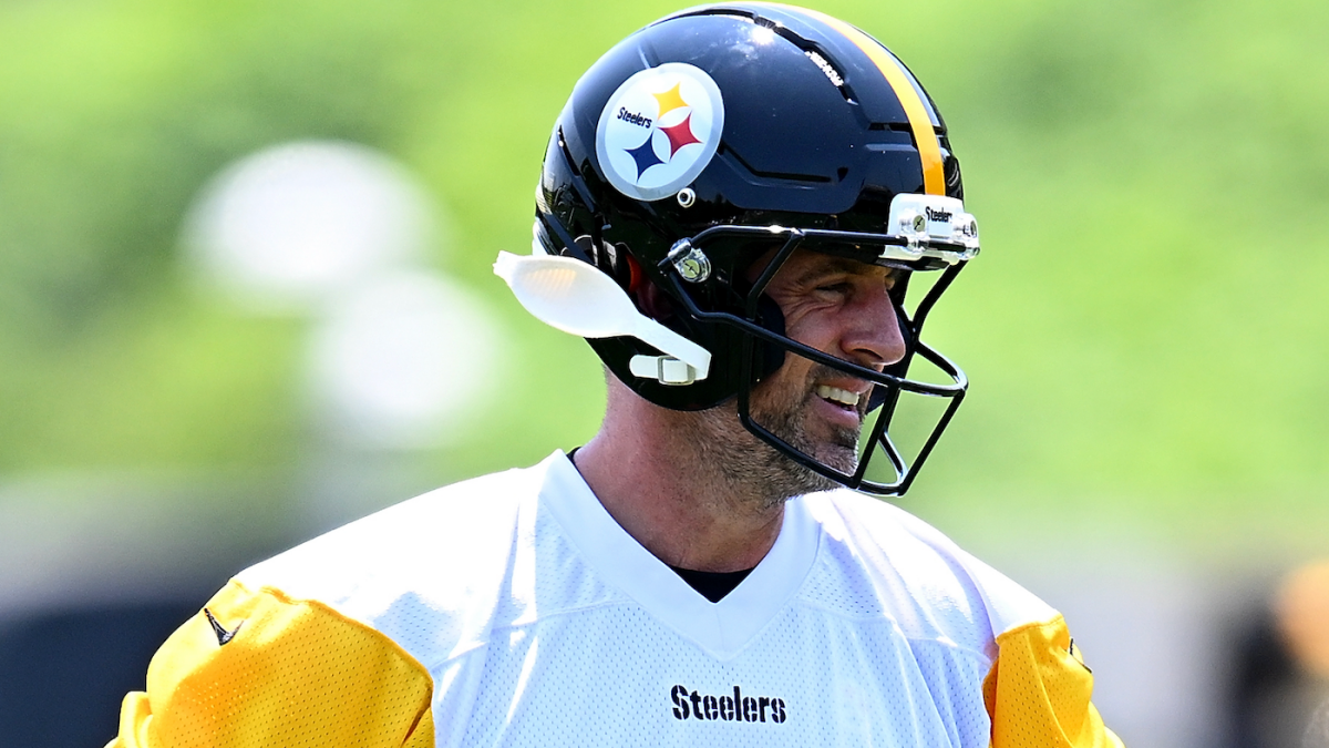 Aaron Rodgers says any disrespect of Steelers coach Mike Tomlin is 'complete and utter bull----'