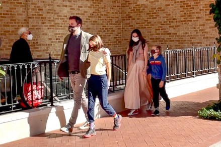 Santa Monica, CA  - *EXCLUSIVE*  - Ben Affleck and Ana de Armas spend some quality family time together as they take Ben's kids Seraphina and Samuel to play at the park before a trip to the local mall.Pictured: Ben Affleck, Ana de ArmasBACKGRID USA 28 NOVEMBER 2020 BYLINE MUST READ: LaStarPixMEDIA / BACKGRIDUSA: +1 310 798 9111 / usasales@backgrid.comUK: +44 208 344 2007 / uksales@backgrid.com*UK Clients - Pictures Containing ChildrenPlease Pixelate Face Prior To Publication*