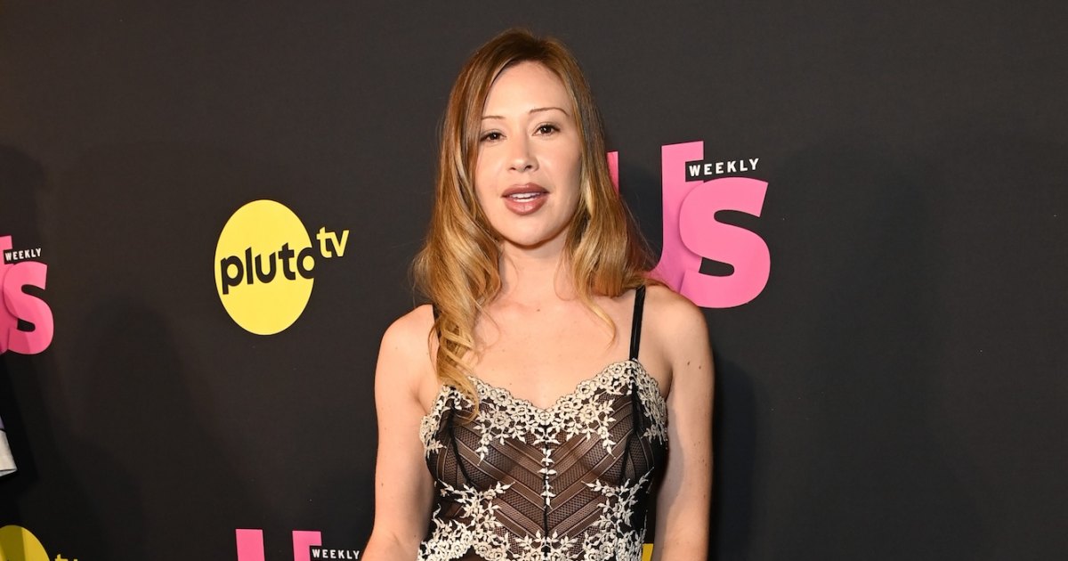 Gabby Windey Shares Topless Post Shower Selfie and More