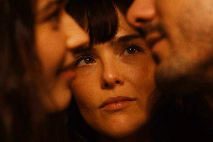 Threesome leads to 2 pregnancies in trailer for new Zoey Deutch rom-com