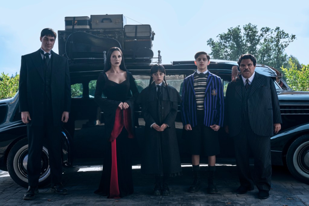 Wednesday. (L to R) Joonas Suotamo as Lurch, Catherine Zeta-Jones as Morticia Addams, Jenna Ortega as Wednesday, Isaac Ordonez aș Pugsley Addams, Thing, Luis Guzmán as Gomez Addams in episode 201 of Wednesday. Cr. Helen Sloan/Netflix © 2025