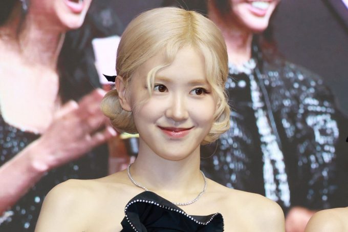 BLACKPINK's ROSE 'Shocked' by Her VMAs Nominations in Reaction Video