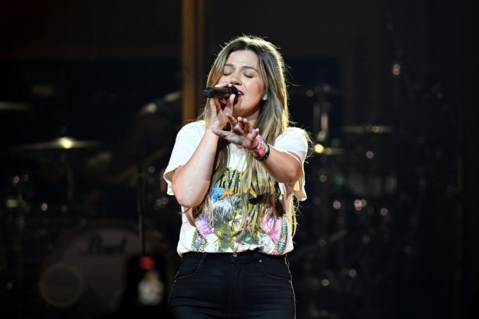 Kelly Clarkson Covers Radiohead's 'Creep' & Drops F-Bomb