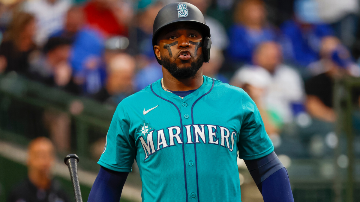 Mariners' Victor Robles suspended after throwing bat toward pitcher following near-HBP in rehab game