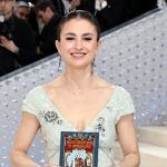 5 Things About Anna Wintour’s ‘Vogue’ Replacement Editor – Hollywood Life