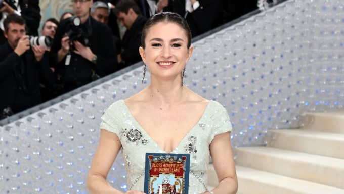 5 Things About Anna Wintour’s ‘Vogue’ Replacement Editor – Hollywood Life