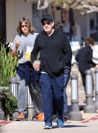 Malibu, CA  - *EXCLUSIVE*  - Charlie Sheen takes his sons Max and Bob for smoothies in Malibu.Pictured: Charlie SheenBACKGRID USA 28 MARCH 2023 USA: +1 310 798 9111 / usasales@backgrid.comUK: +44 208 344 2007 / uksales@backgrid.com*UK Clients - Pictures Containing ChildrenPlease Pixelate Face Prior To Publication*