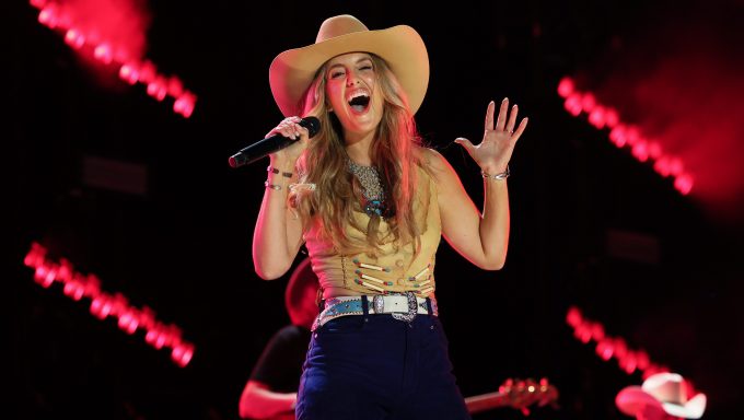 5 Things To Know About CMA Awards Host & Country Singer – Hollywood Life