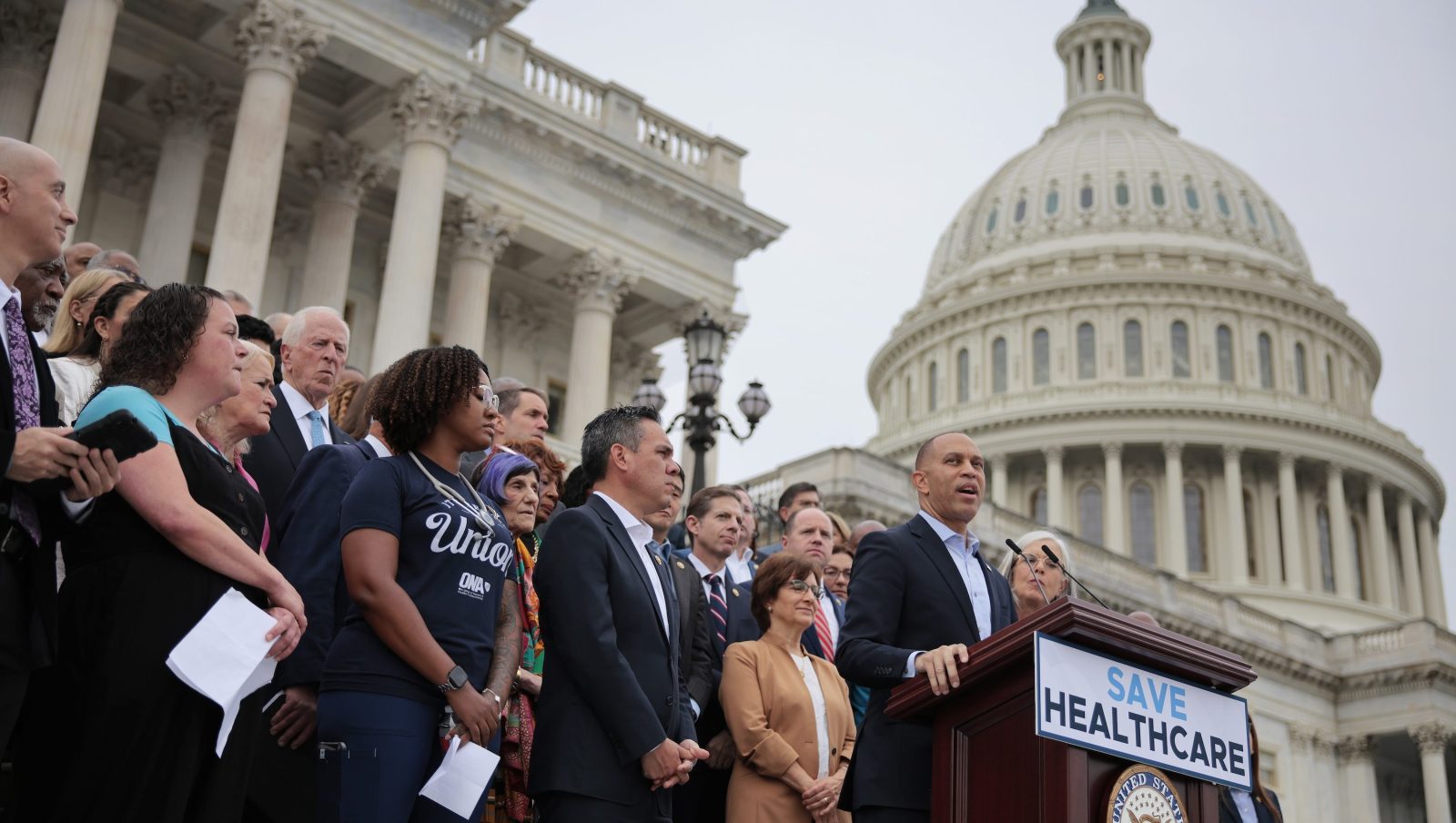 Is the Government Back Open? Shutdown Update After Democrats’ Vote – Hollywood Life