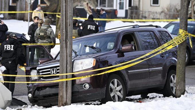 About the Woman Killed by ICE Agent in Minneapolis – Hollywood Life